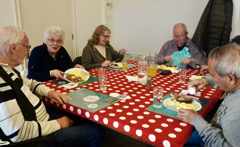 Aanschuiftafel Bij Betje: gezellig samen aan de maaltijd | Staedion